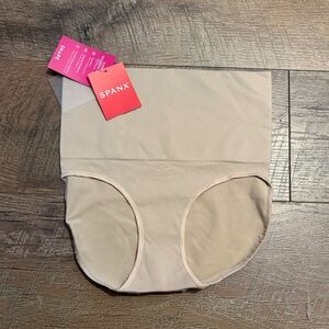 NWT Spanx Everyday Shaping Panties Breifs In Nude Size Small